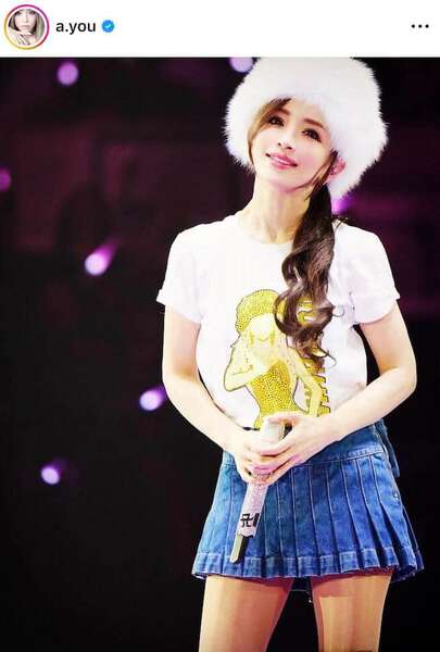 浜崎あゆみ、肩出しベアトップで破壊的かわいさ 胸元は大ぶり