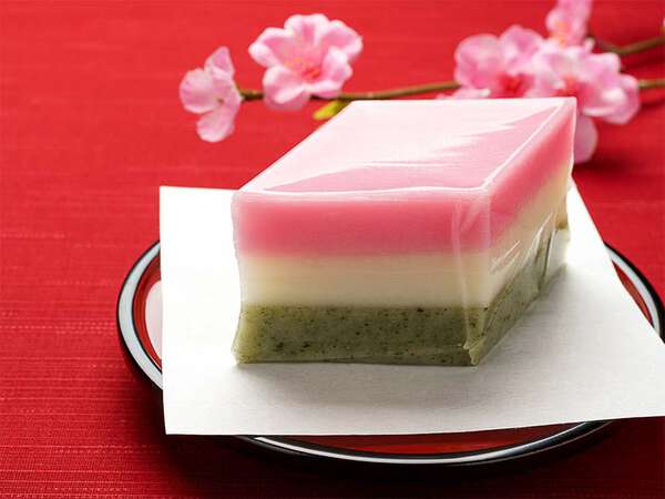 ひな祭りに飾られる菱餅（ひしもち） 赤・白・緑の3色の意味は？|au