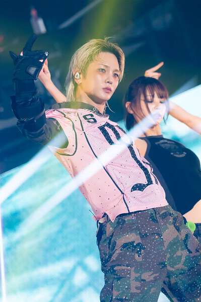 SHINeeキー、ソロ公演で“カリスマ性”溢れる圧巻ステージ 初の日本