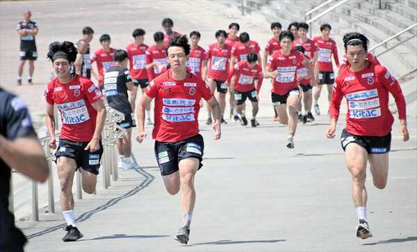ハードな練習に選手が汗 いわきFC、四倉海岸で5年ぶりトレーニング|au