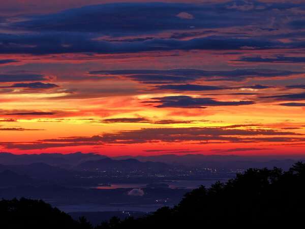 廬山風景区の空を染める夕焼け雲 中国江西省|au Webポータル国際ニュース