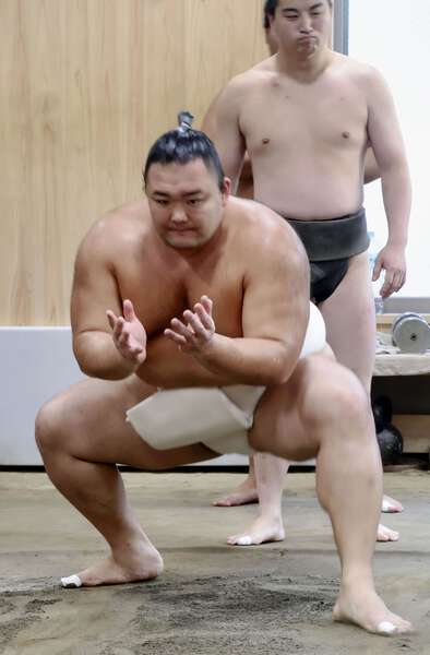 朝乃山、関取の白まわしで稽古 31歳再十両「太く長く現役を」|au Web