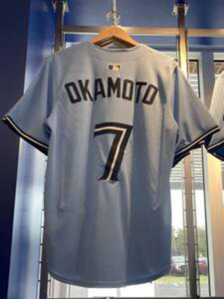 売り切れていた岡本和真のユニホームが再入荷された|au Webポータル