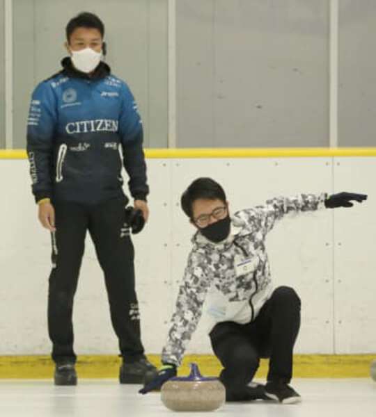 記者が初体験してわかったカーリングの難しさと奥深さ 投げるのも掃くのも至難の業だった Au Webポータルスポーツニュース