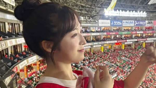AKB48小栗有以がタカガールに変身 美脚際立つユニフォーム姿