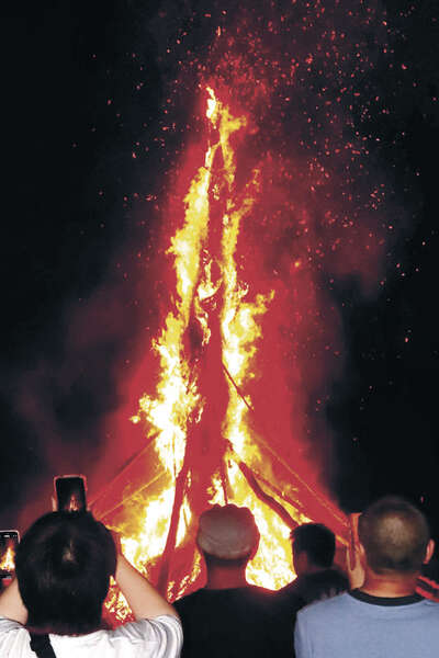 巨大火柱、能登の夏熱く 七尾・能登島 向田の火祭|au Webポータル国内ニュース