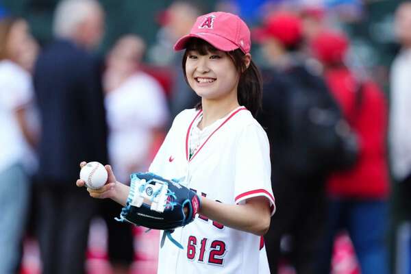 日本の17歳アスリートが“回転始球式” フィギュア女子の次世代エース…エ