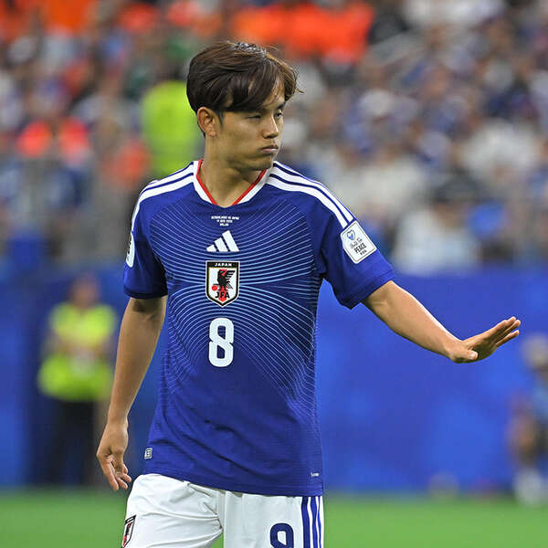 自らバツ印を出す…日本代表にアクシデント発生！ 左膝を痛めた久保建英