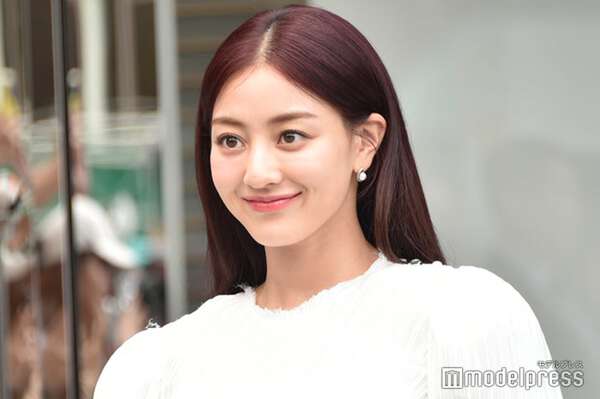 TWICEジヒョ“超ミニ”衣装で美脚際立つ「スタイル抜群」「可愛