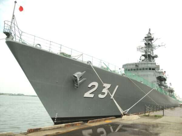 ベテラン護衛艦の主砲が火を噴いた！ 対水上射撃の瞬間を捉えた