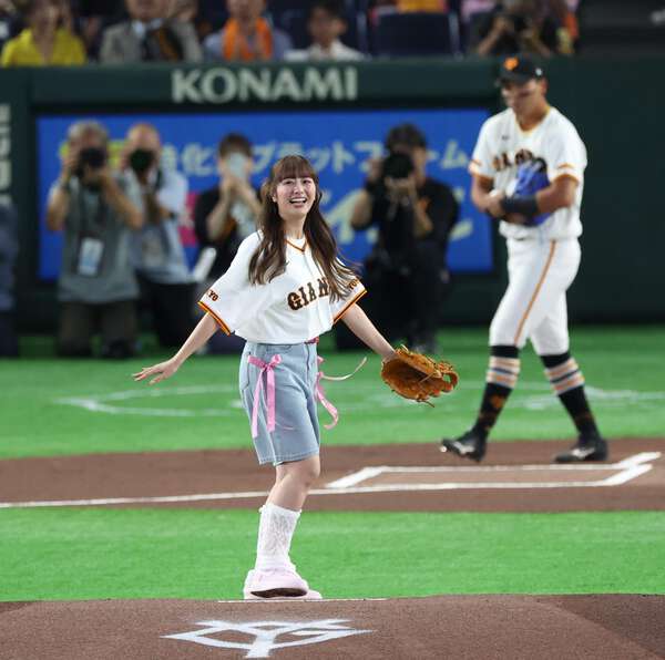 ももクロ・佐々木彩夏がショーパン姿で始球式 振りかぶって豪快投球も