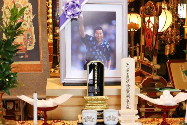 墓石には「ジャンボ尾崎之墓」 郷里・徳島で尾崎将司さん納骨式 住職が