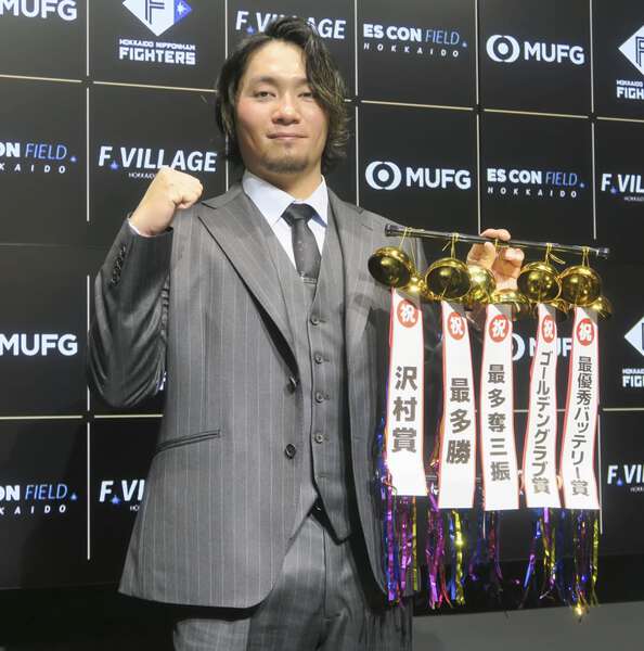 沢村賞 沢村賞の伊藤、3.4億円で更改 日本ハム、8勝の達は4倍増|au Web