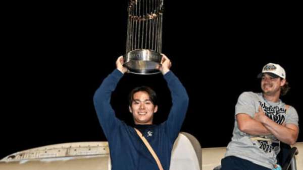 山本由伸が優勝トロフィーを掲げて帰還！ 背後で“気遣うキケ”にファン