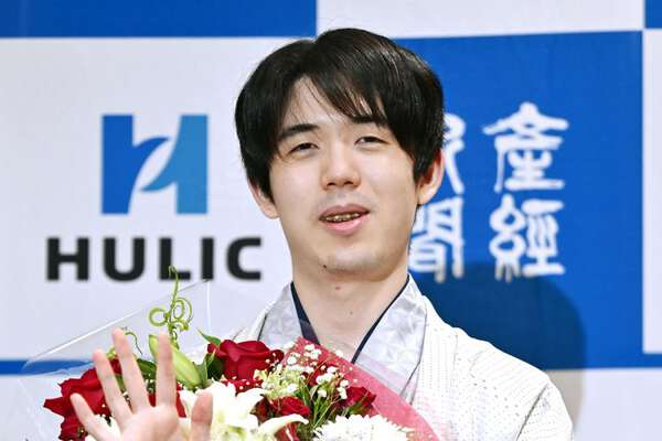 藤井聡太六冠、“V字復活”の陰に「歩き方改革」 スタスタと足早に歩く