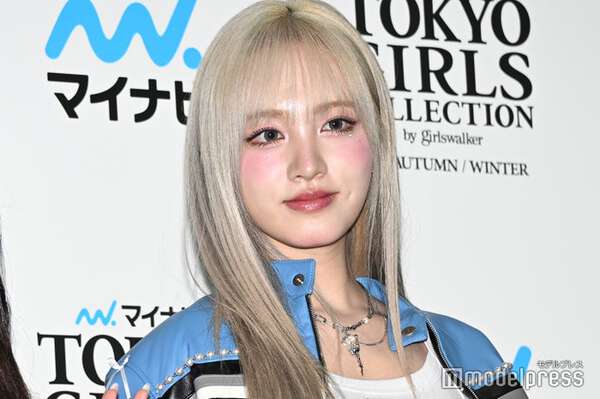 IVEリズ、キャミワンピ姿で美背中見せ「女神降臨」「背中まで美し