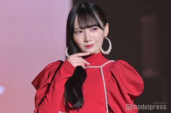 ≠ME鈴木瞳美、シースルー×ミニスカ衣装で美スタイル際立つ MVオフショ