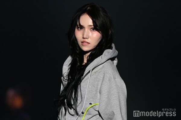 IS:SUE・NANO（釼持菜乃）抜群スタイル＆ニヤリと微笑む表情にファン