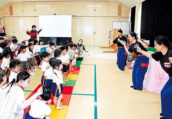 園児に防災伝える 小松市消防団女性分団のサムネイル
