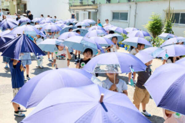篠崎第四小で「こども気温教室」 日傘と水分補給で熱中症対策学ぶ|au Webポータル国内ニュース