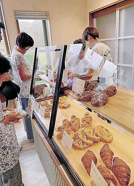 石川・津幡町の河合谷地区に初のパン店、開店2時間で400個完売の盛況
