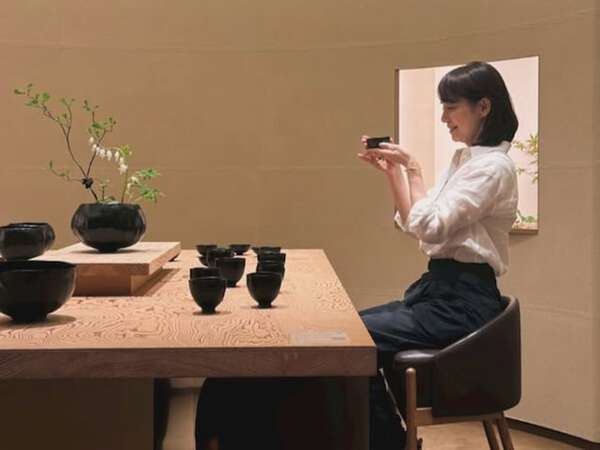 あぁ、やっぱり好き」石田ゆり子の美しい所作と姿勢に「麗しい」「可愛