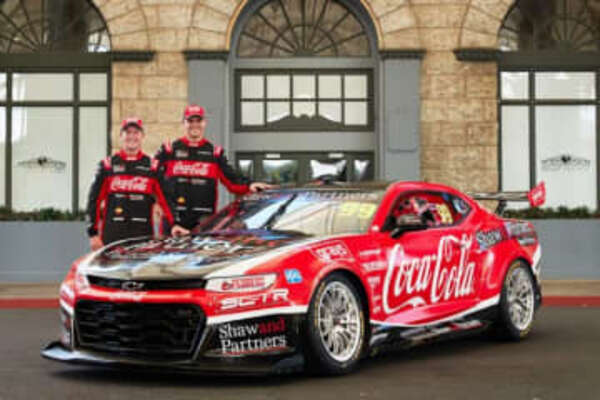 シボレー陣営のエレバスが“コカ・コーラ”カマロを披露。トリプルエイト