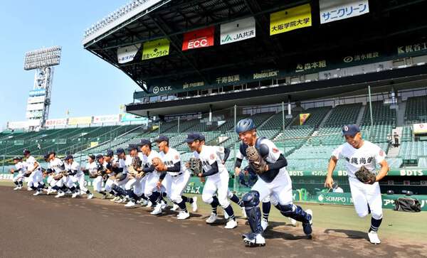 高校野球 甲子園練習が始まる 沖縄尚学がトップで登場 2年生の