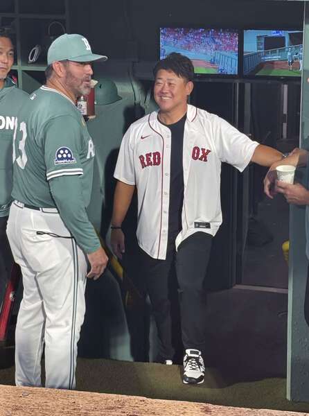 松坂大輔さんが始球式 レッドソックスOB|au Webポータルスポーツニュース