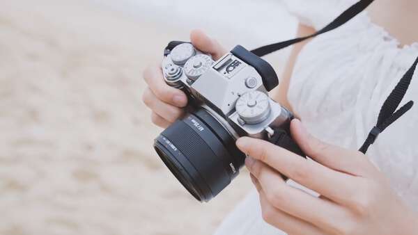 はじめての単焦点レンズに。一緒に出かけたい「アンダー3万円の相棒