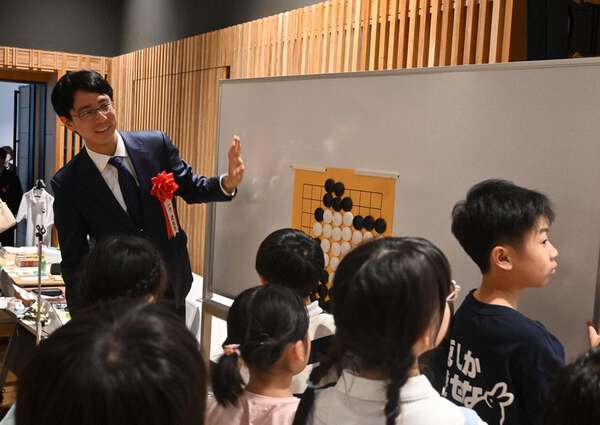 一力遼本因坊が子どもたちと楽しく囲碁を魅力するイベント