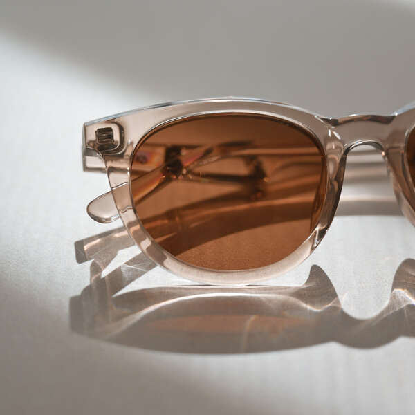 アンダー1万円で偏光レンズ付き。軽くてタフなアウトドアプロダクツ初