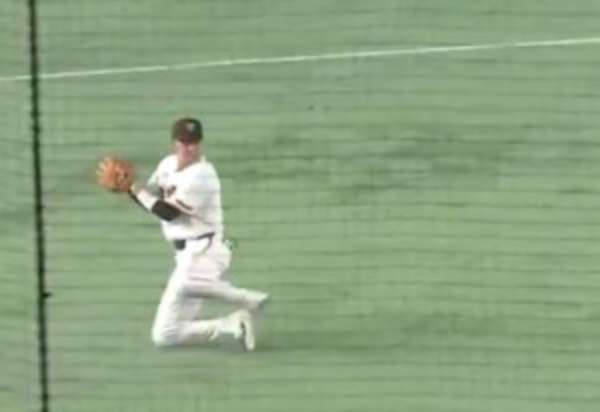 映像】巨人の坂本勇人が魅せたフィギュアスケーターばりの神業回転